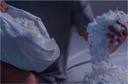 Add 1 or 2 fistfuls of fill, distributing it equally.